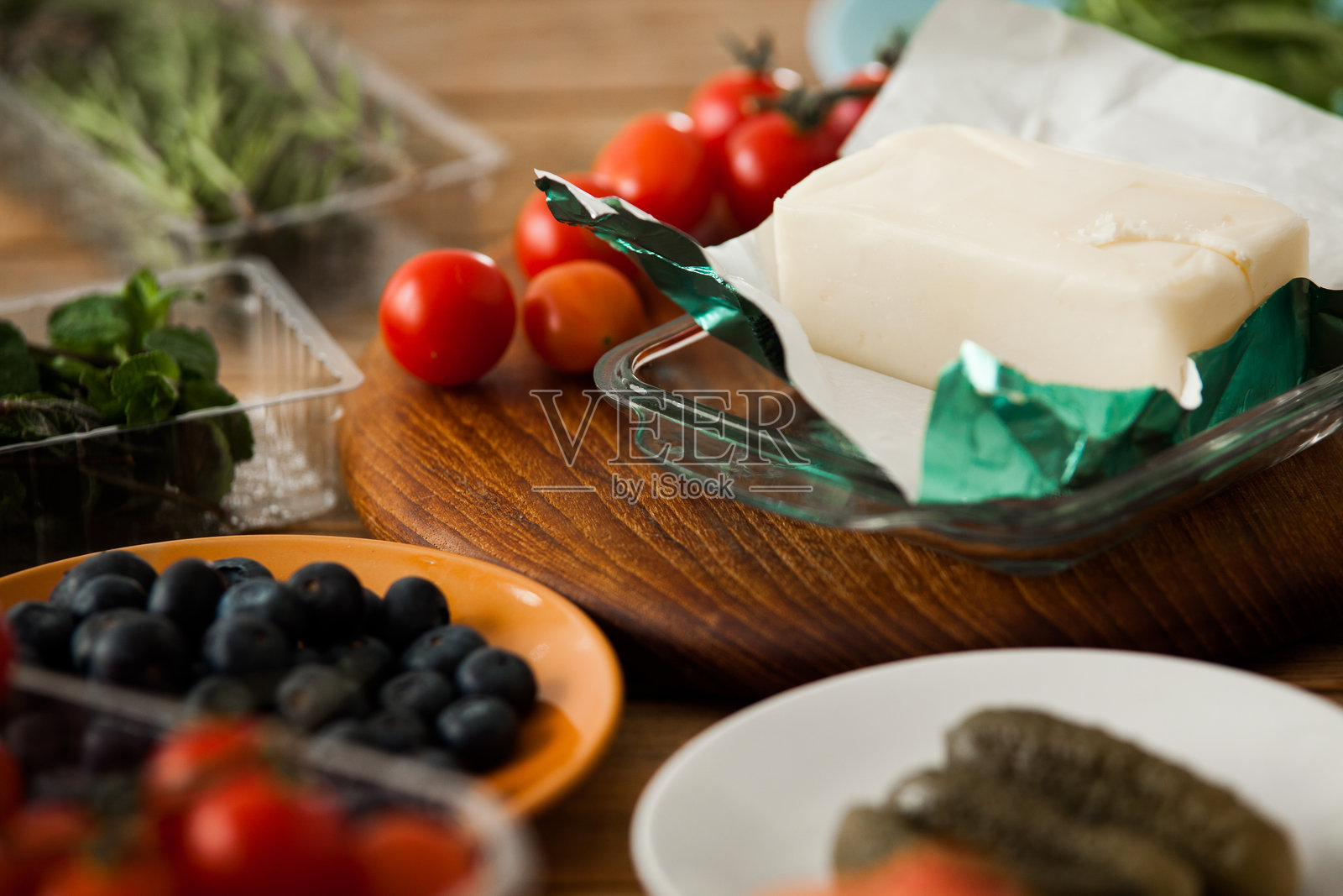 黄油板准备中，桌上摆放着食材照片摄影图片