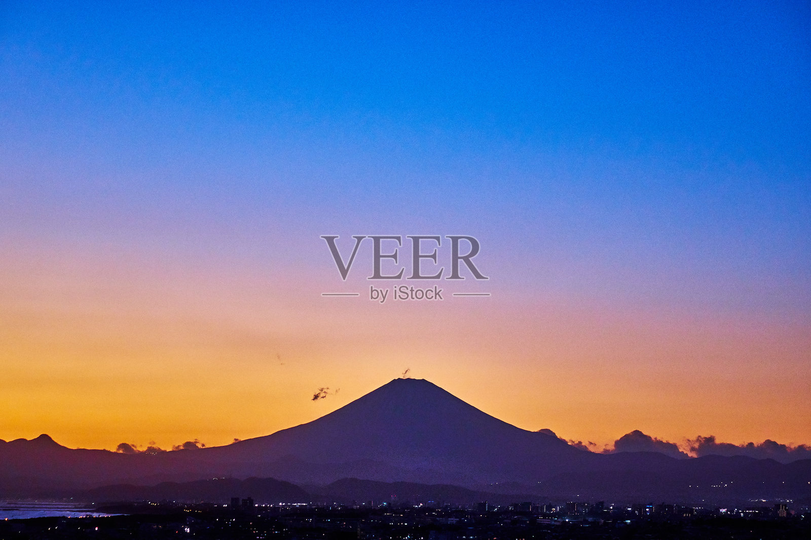 日出时分，火山山脉的壮丽景色与戏剧性的天空相映成趣。照片摄影图片