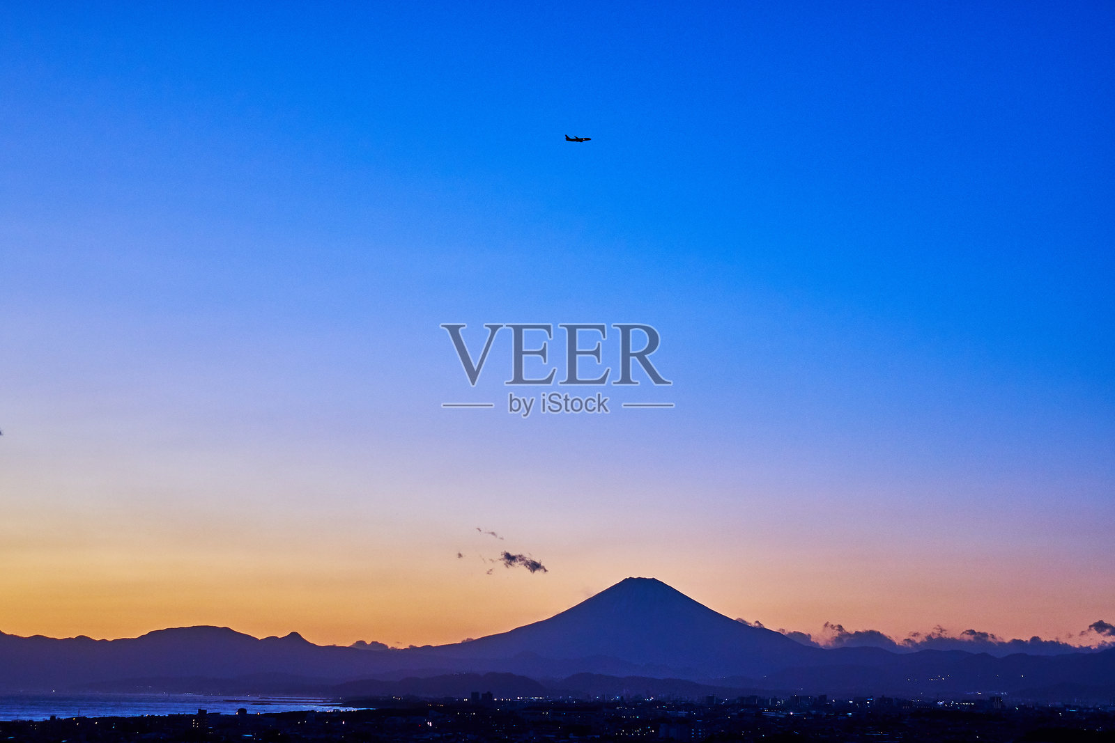 日出时分，火山山脉的壮丽景色与戏剧性的天空相映成趣照片摄影图片