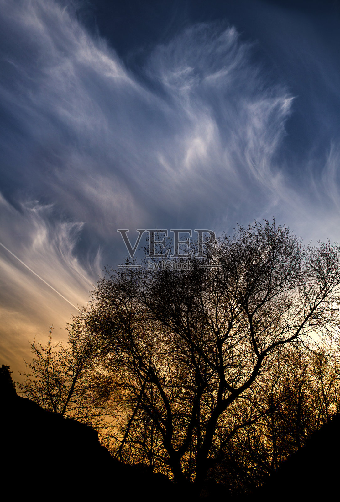 自然摄影,,,蓝天中的白色和多彩云朵，倒映在水面上的光影，湖泊和溪流，自然中的树木，山脉和丘陵，长时间曝光的云朵摄影照片摄影图片