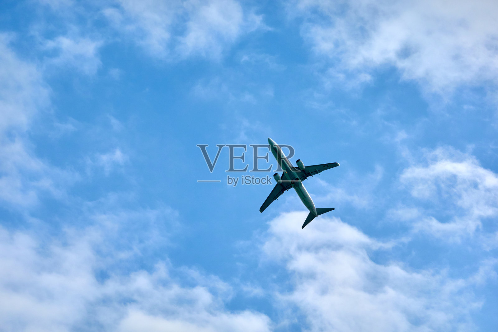 低角度视图的飞机在天空中飞行照片摄影图片