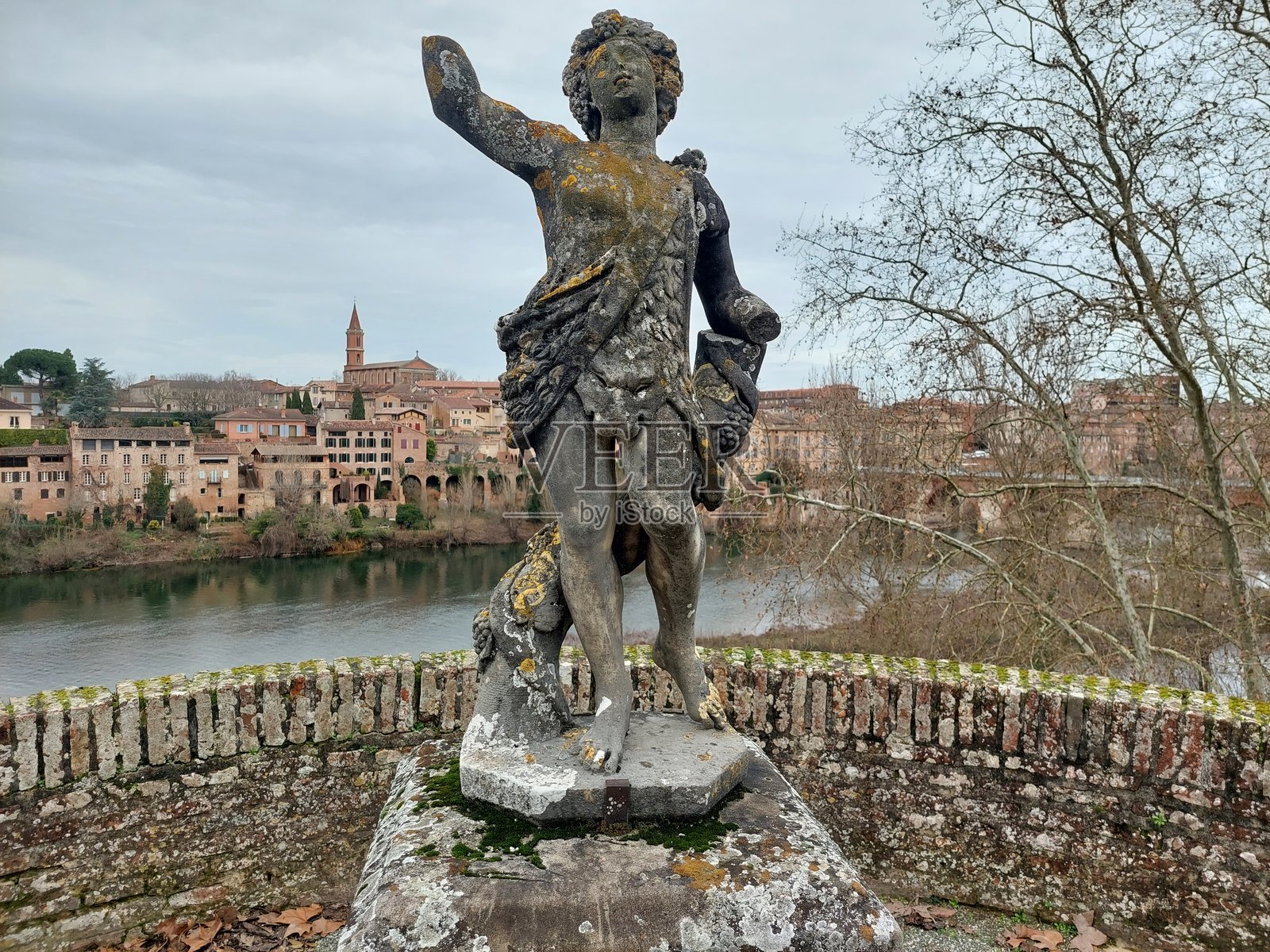 低角度视图的雕像与天空相对照片摄影图片