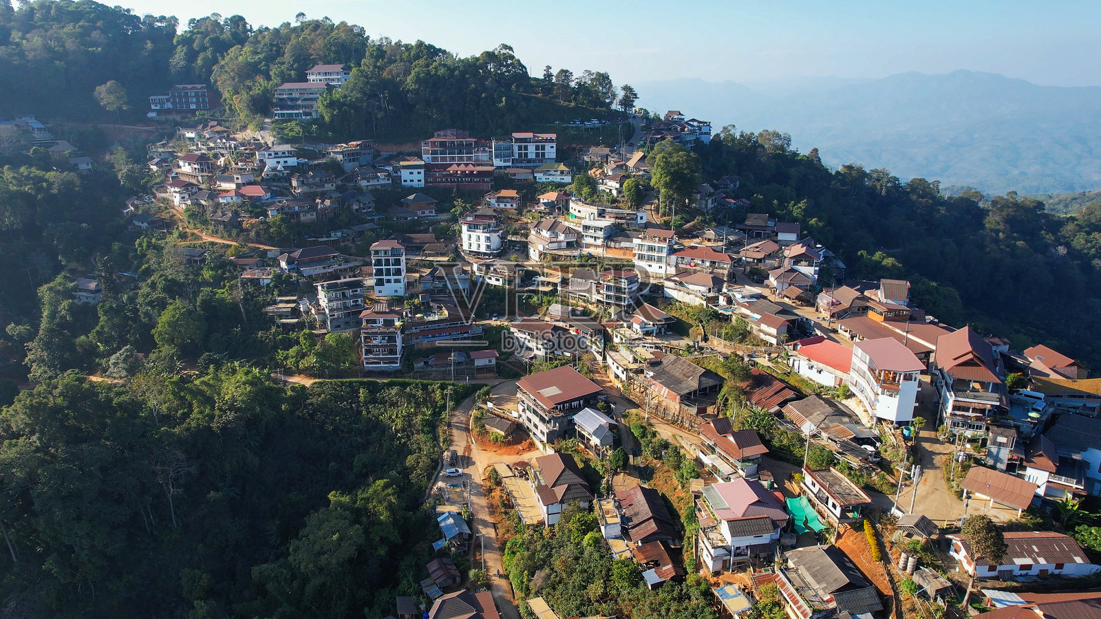 山区农村村庄的无人机航拍视图照片摄影图片