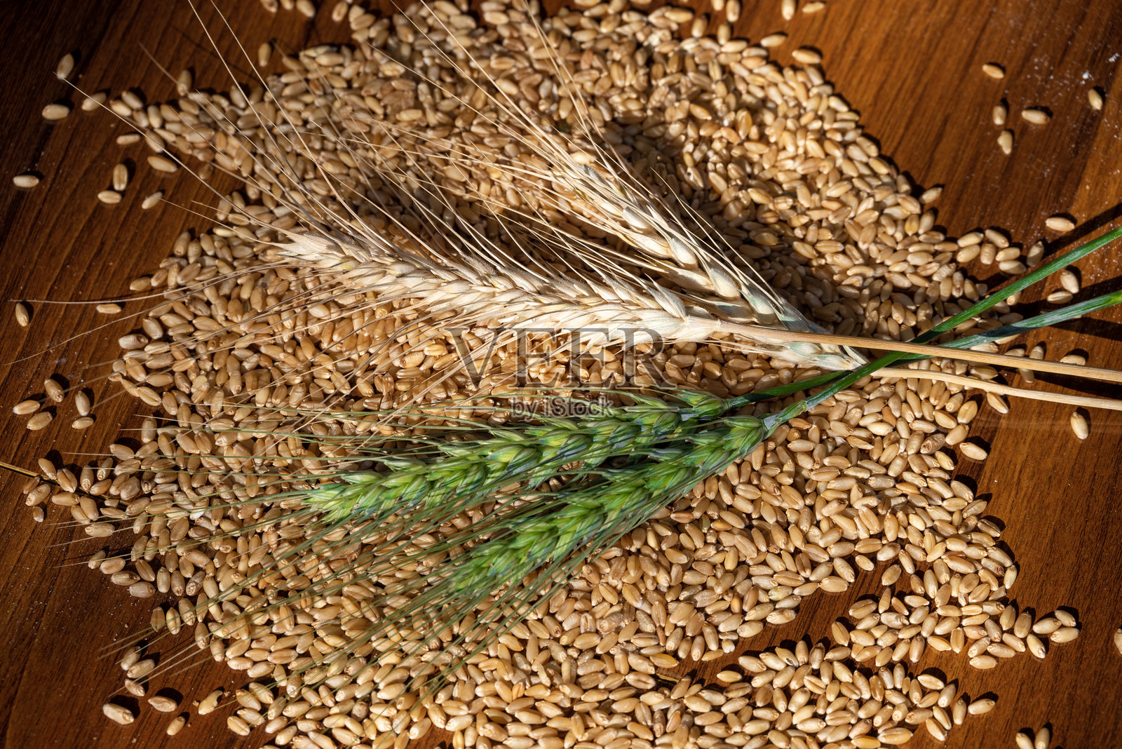 木桌背景上的小麦粉和麦穗，特写的谷物。照片摄影图片