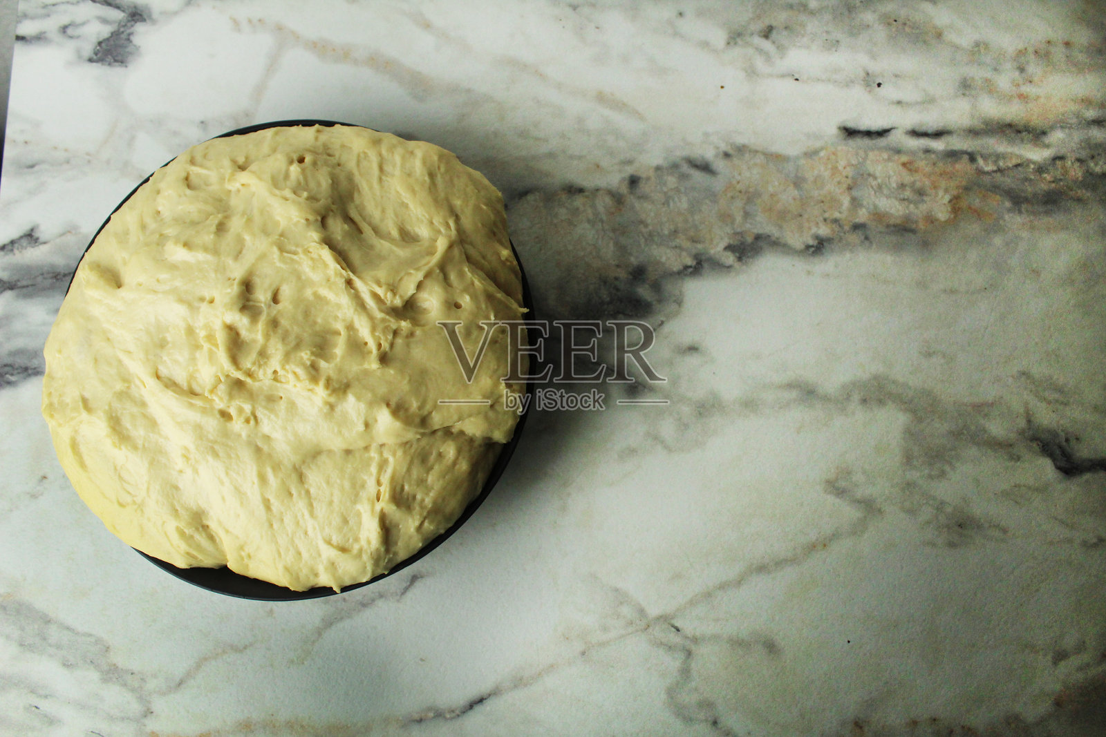 盘子里的面团，顶部留白可供文本使用照片摄影图片