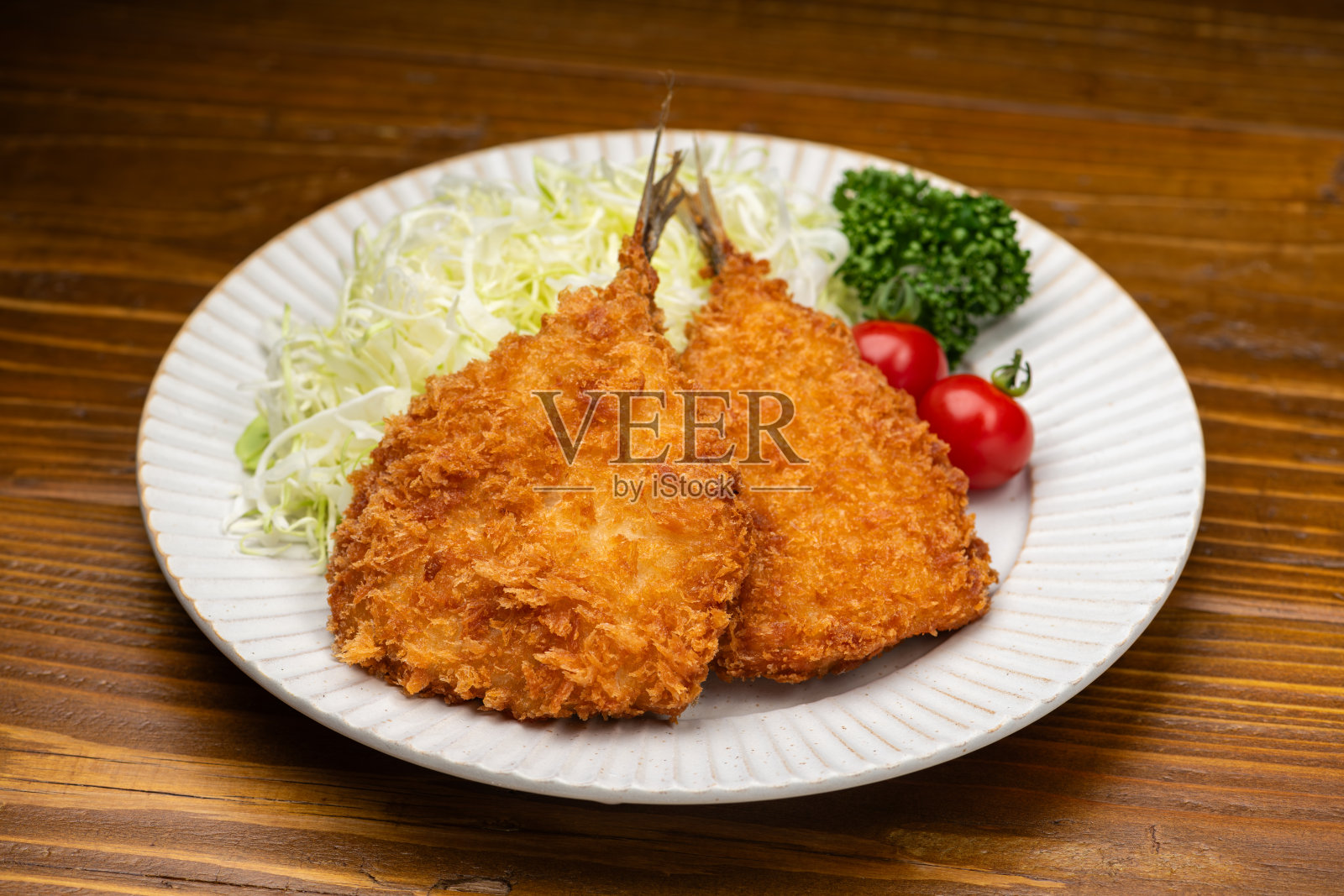 脆皮日式炸马鲛鱼配白盘上的 shredded cabbage照片摄影图片