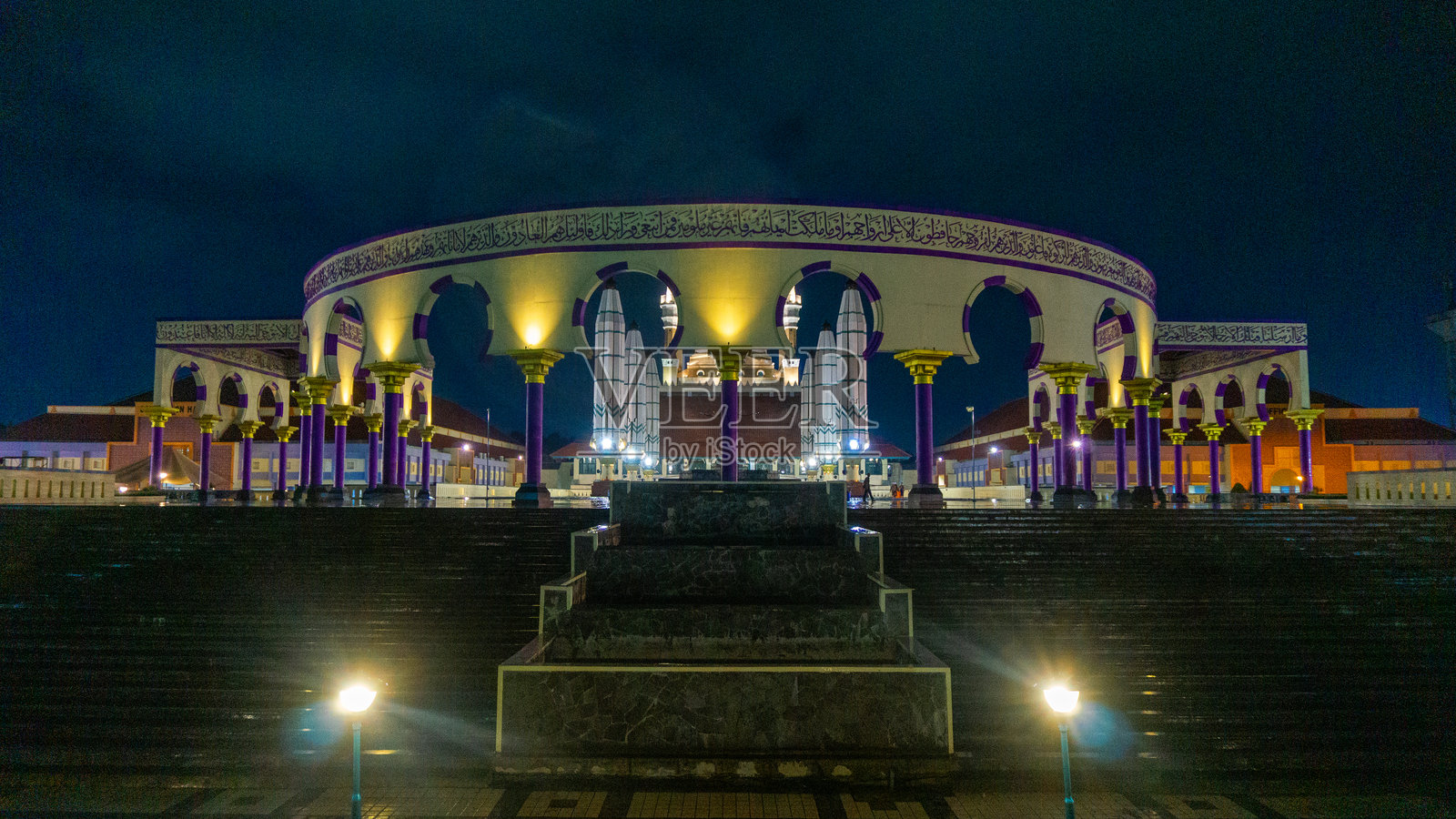 中爪哇大清真寺(Masjid Agung Jawa Tengah)。建筑之美,中爪哇大清真寺。照片摄影图片