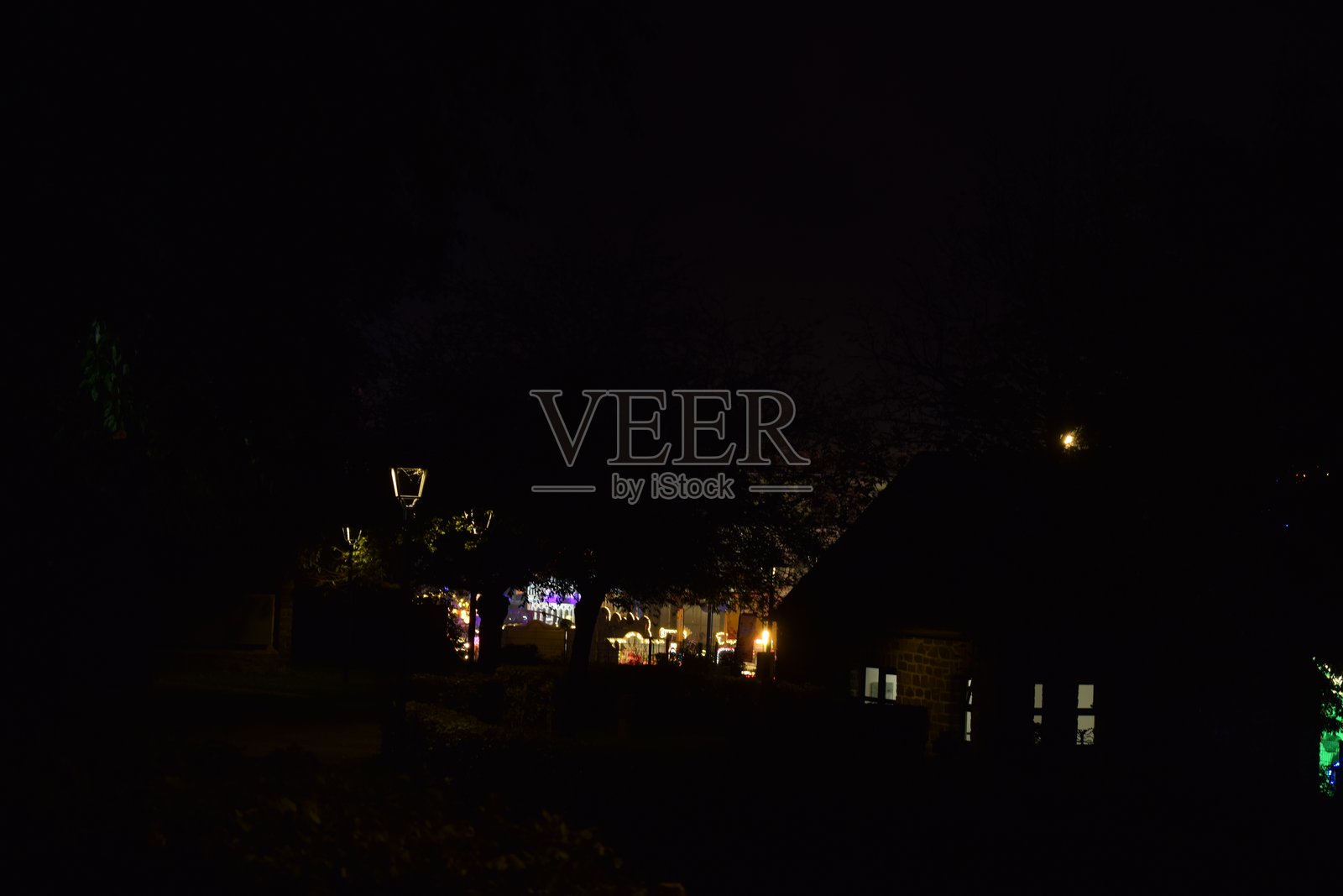 卢卡斯市场夜晚的灯光照片摄影图片