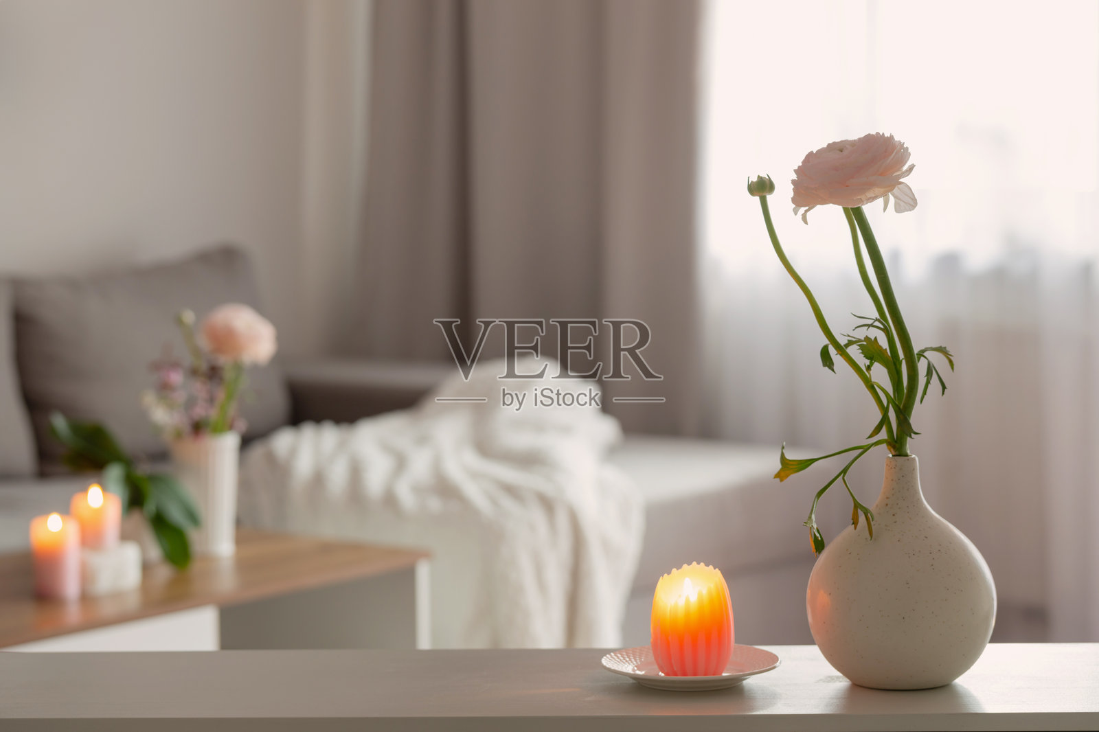 白色现代室内的花瓶中的春季花卉照片摄影图片