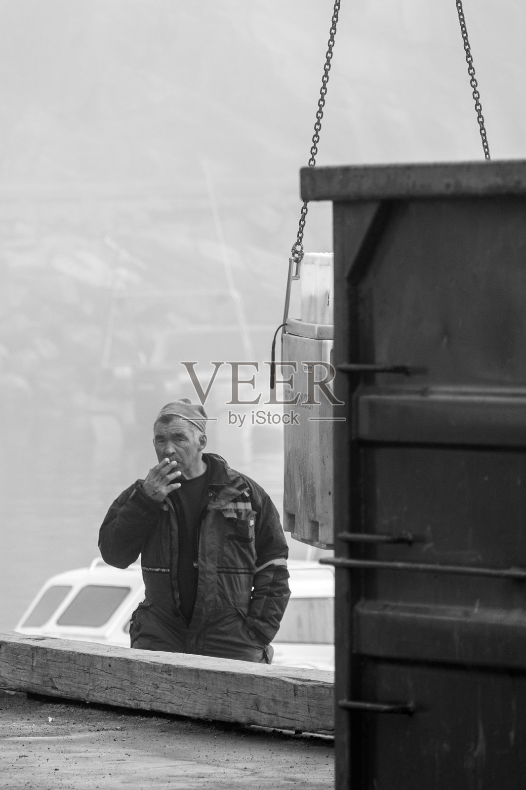 当地渔民观察格林兰港口的日常生活 - 黑白色照片摄影图片