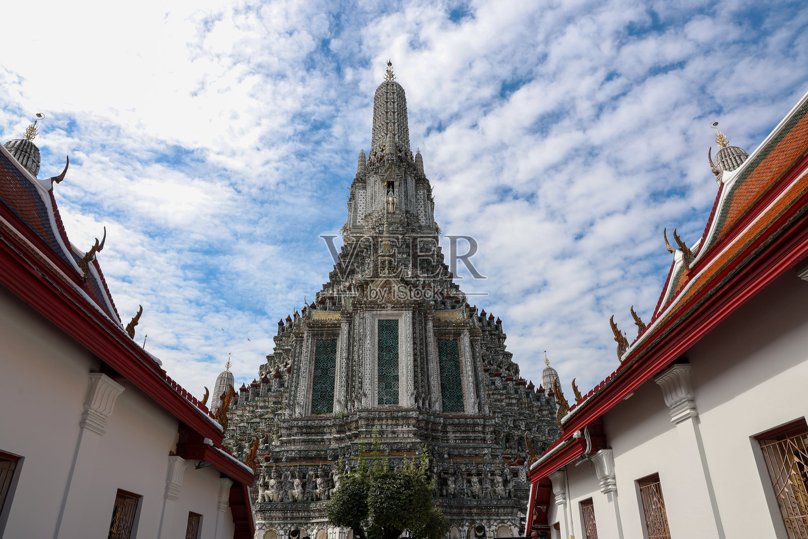 曼谷泰国的郑王庙（Wat Arun）中的宝塔是湄南河附近的寺庙地标。照片摄影图片