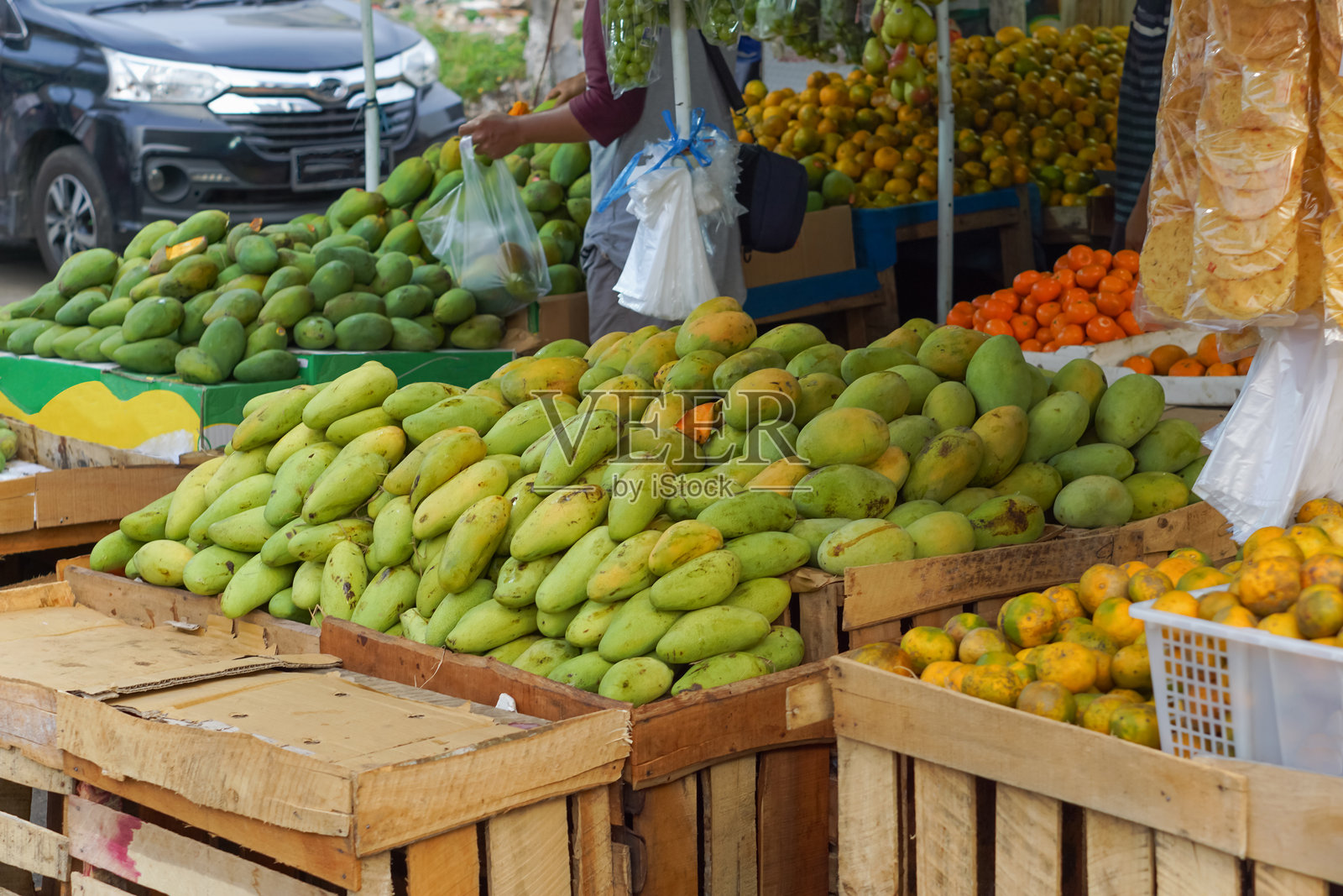 印尼卢布克林高市的街头小吃和路边水果摊位。照片摄影图片