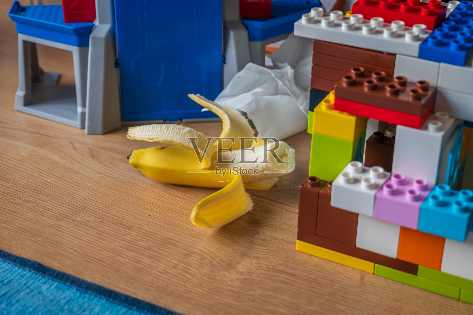 新鲜成熟的香蕉水果放在桌子上，旁边有玩具照片摄影图片