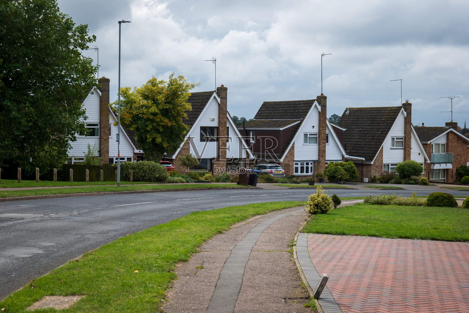 英国家庭住宅区内的传统独立住宅照片摄影图片