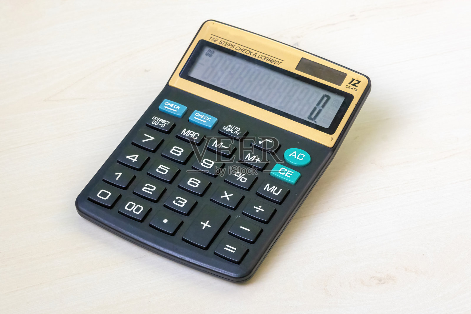 Cityone CT-9S 12位电子计算器，具有112步检查和更正功能，黑色，放置在浅色木质表面上。照片摄影图片