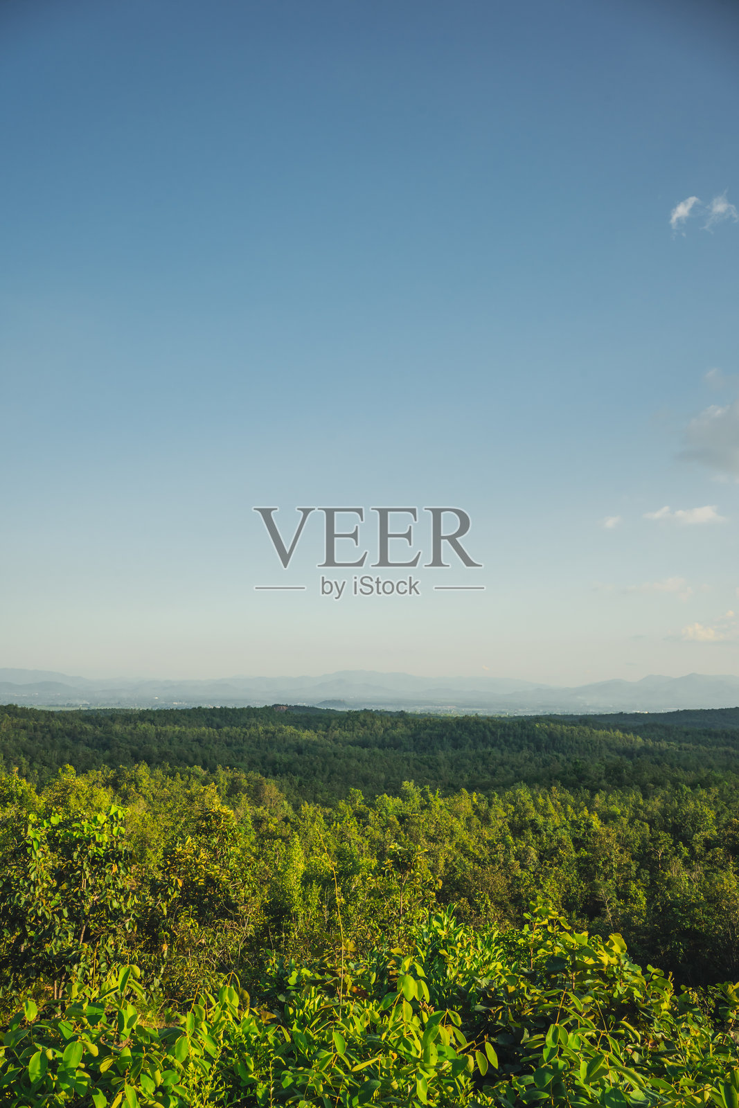 旅行与人们活动的概念，背景为云朵、天空、山脉和森林照片摄影图片