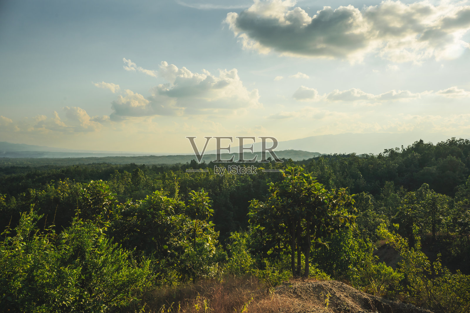 旅行与人们活动的概念，背景为云朵、天空、山脉和森林照片摄影图片