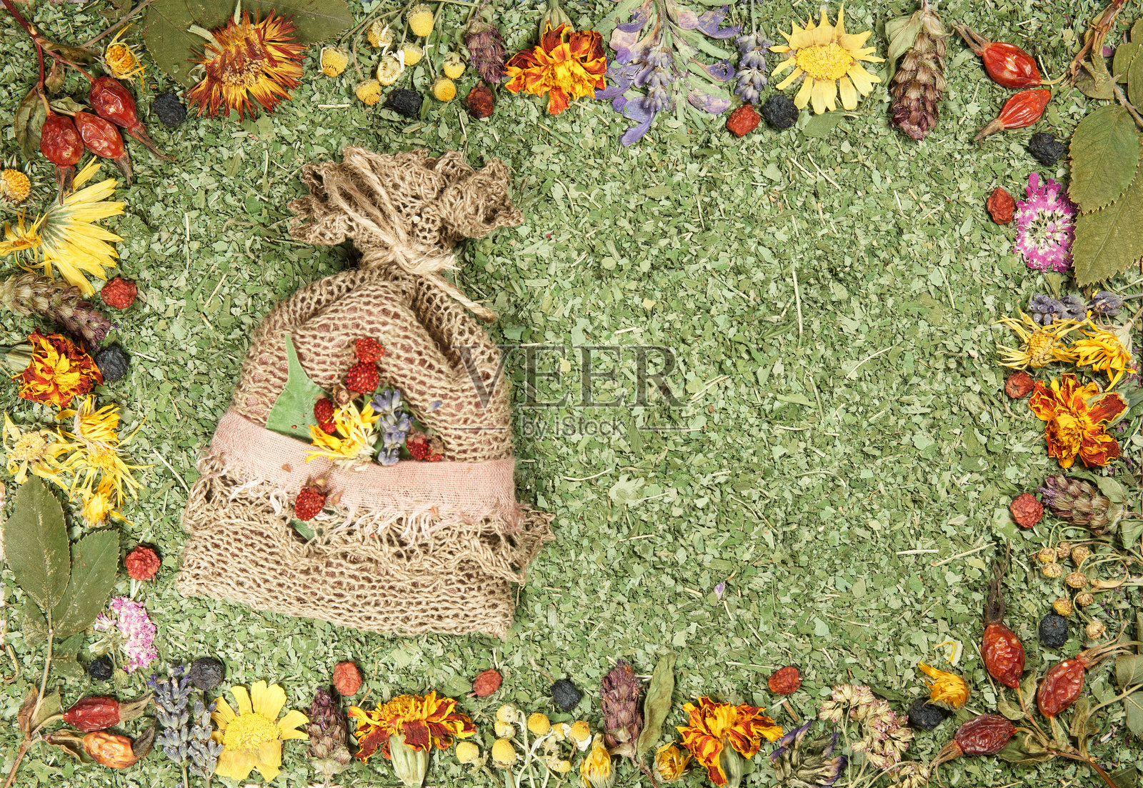 一组疗愈草药。用于替代医学、水疗、草本化妆品、草药医学、制备浸泡液、煎剂、酊剂、粉末、软膏、黄油、茶和浴盐的干草。照片摄影图片