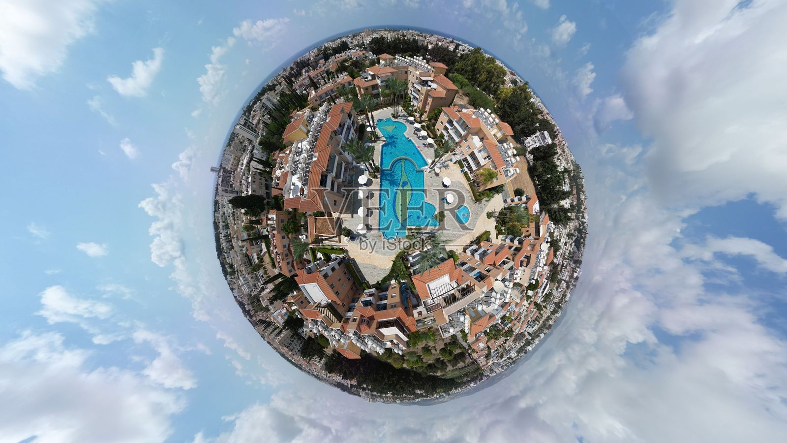 度假村和游泳池的空中小行星视角。照片摄影图片