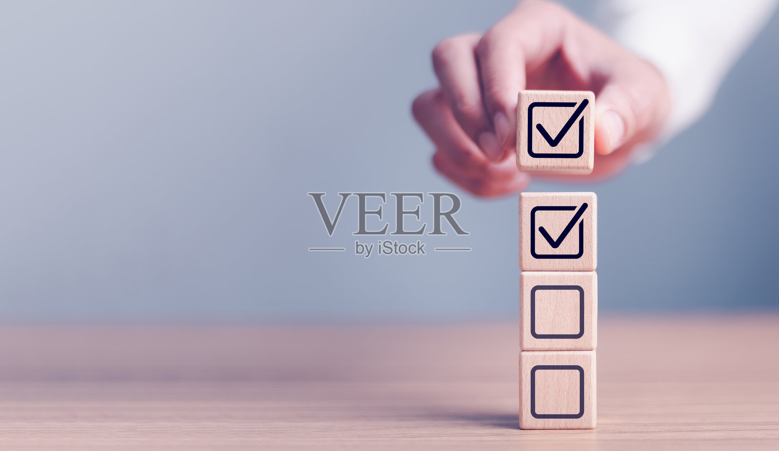 清单概念，商务人士在复选框中勾选答案，在线问卷验证质量控制文件，男子用笔在复选框表单中勾选正确的标记。照片摄影图片