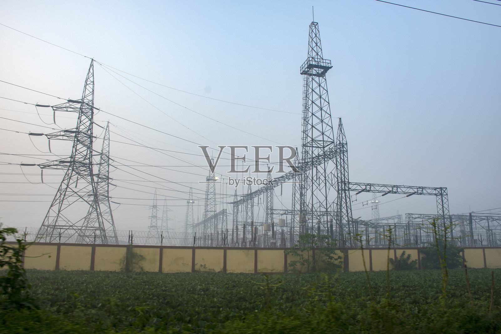 高压电力输电塔与晴朗的天空照片摄影图片