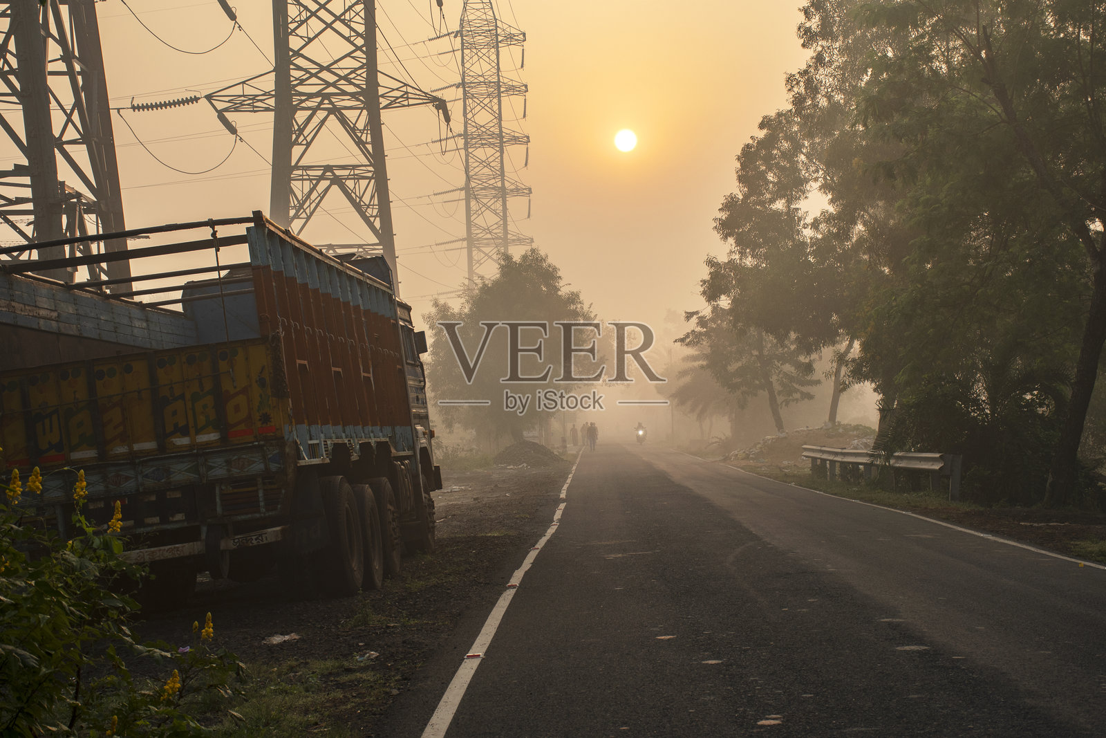 清晨日出时美丽的乡村道路照片摄影图片