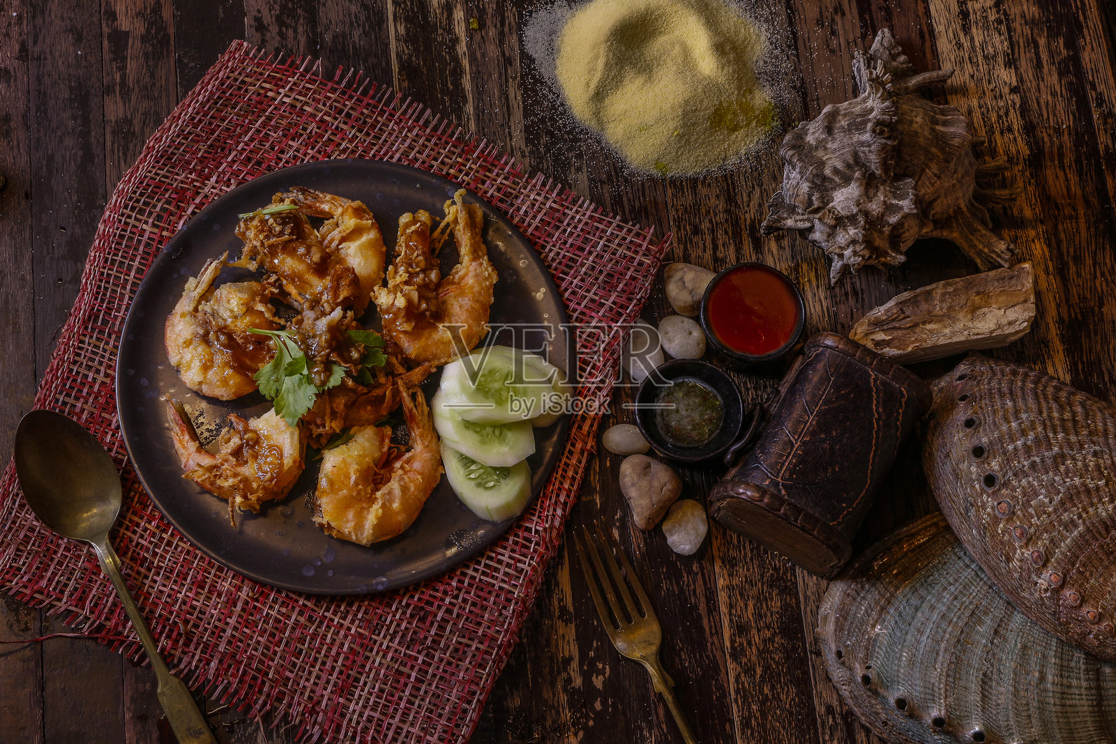 蒜蓉酱炒虾配黄瓜片照片摄影图片