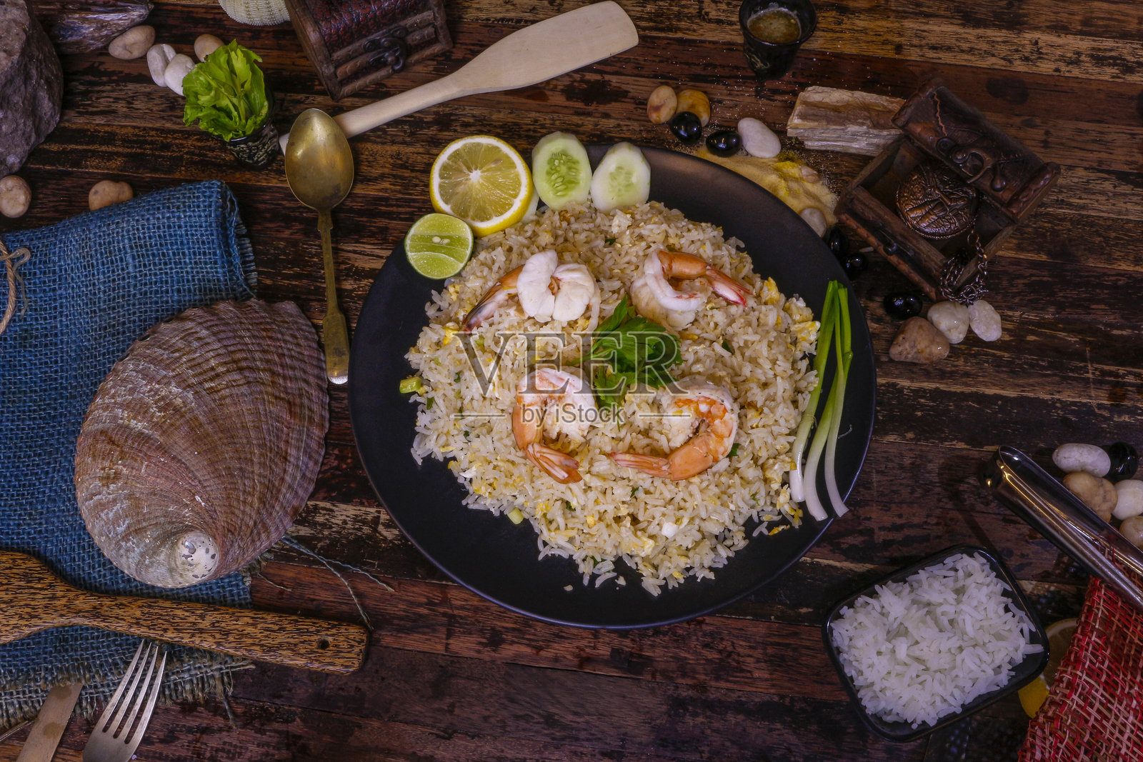 虾仁炒饭配新鲜青柠和黄瓜照片摄影图片