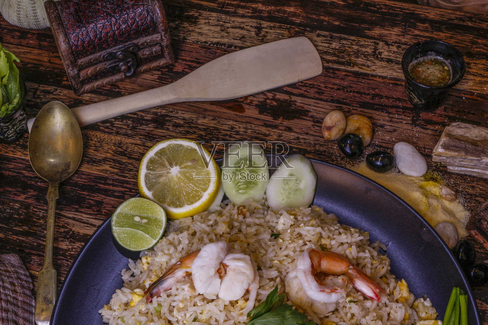 虾仁炒饭配新鲜青柠和黄瓜照片摄影图片