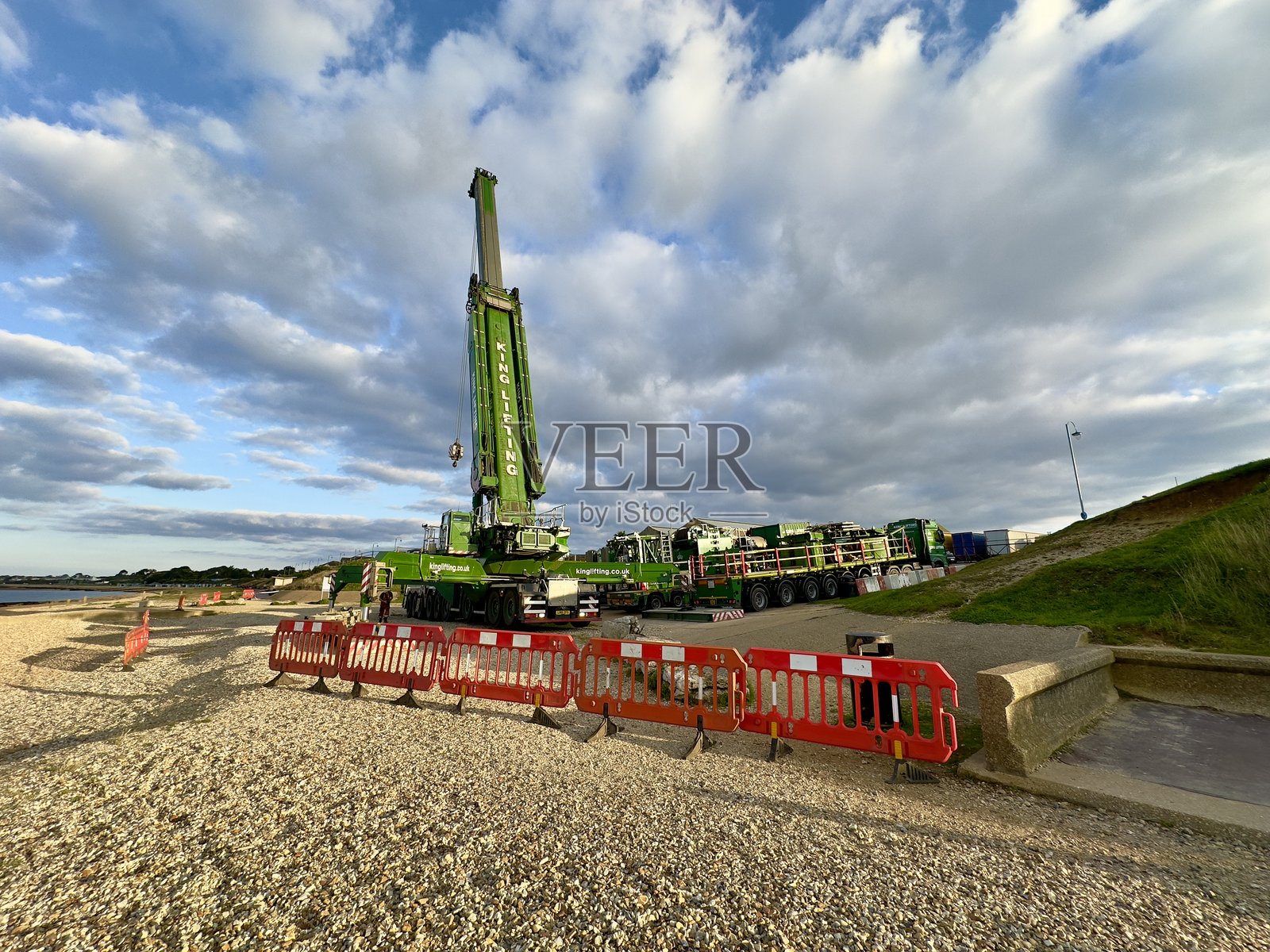 在英格兰汉普郡李海滩上，一台Kinglifting品牌的移动全地形伸缩起重机正在作业。照片摄影图片