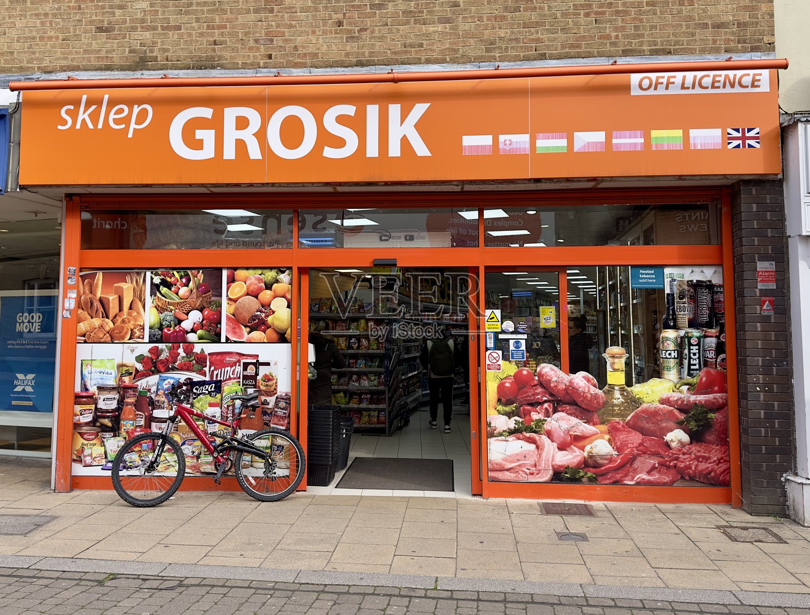 在英格兰剑桥郡亨廷顿的Grosik超市出售东欧产品。照片摄影图片