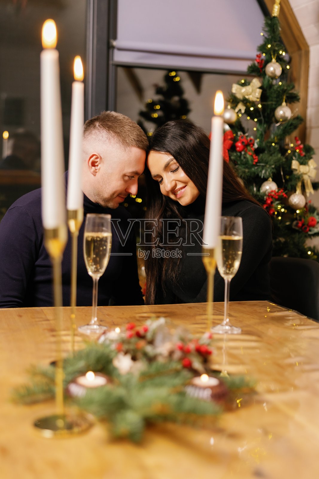 浪漫情侣享受烛光晚餐和香槟照片摄影图片