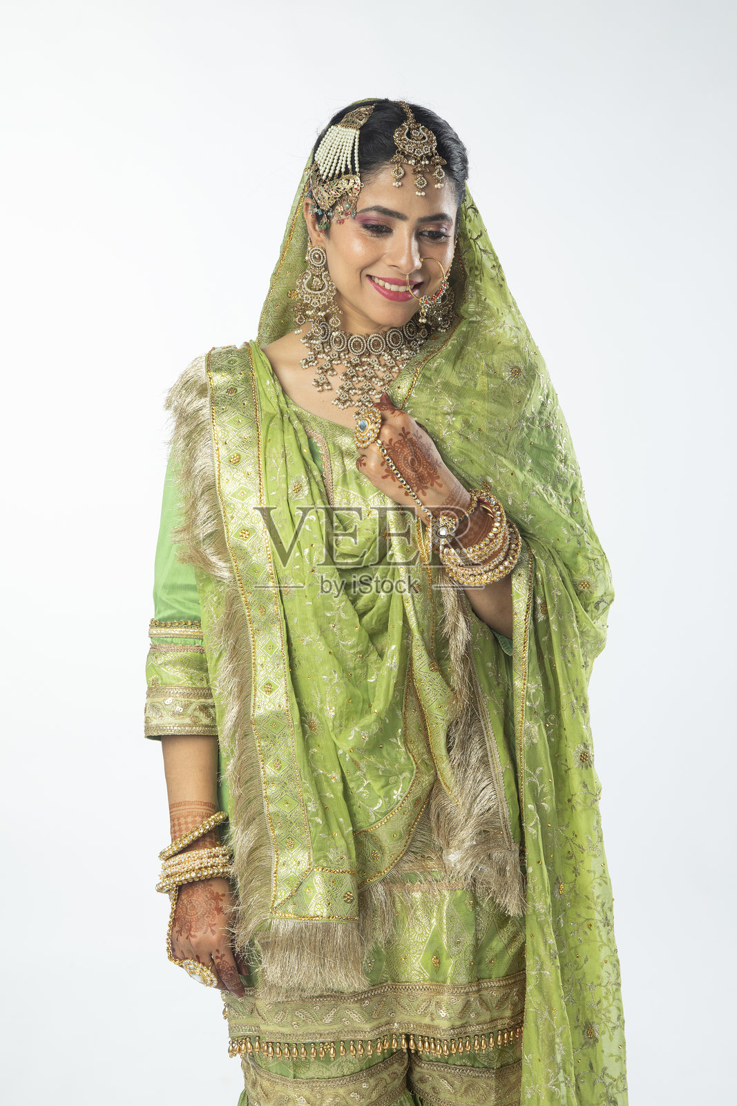 美丽的新娘穿着婚纱站在白色背景前照片摄影图片