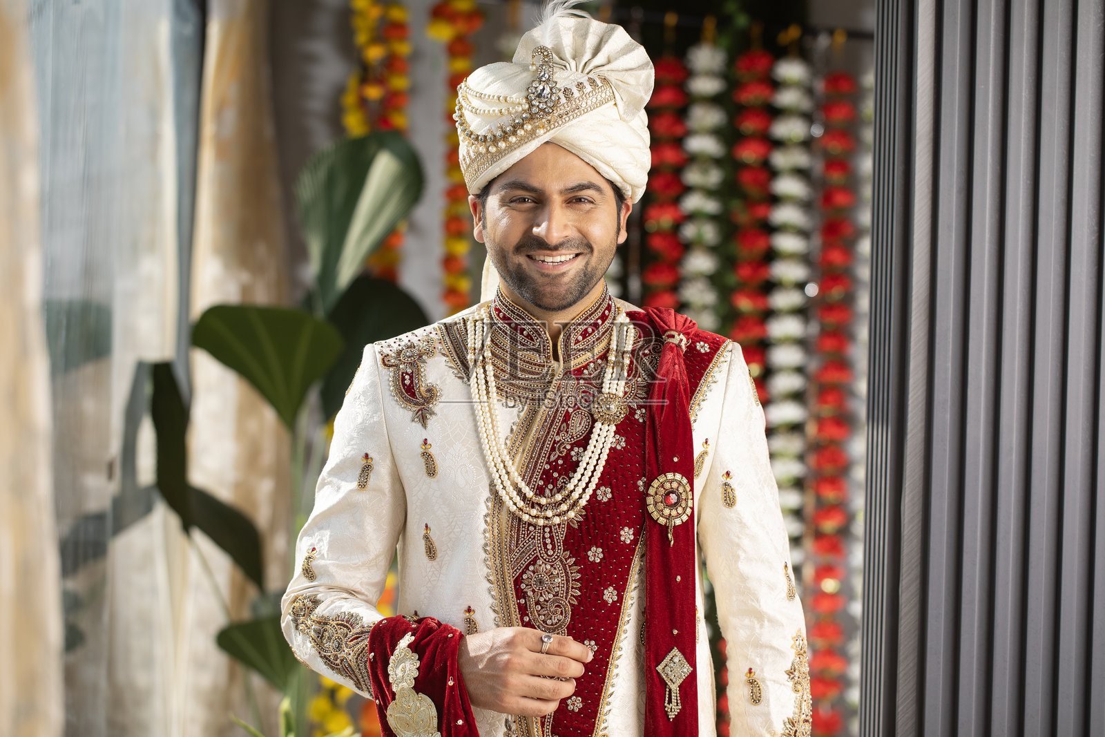 穿着传统服装的新郎在婚礼仪式上看着镜头照片摄影图片