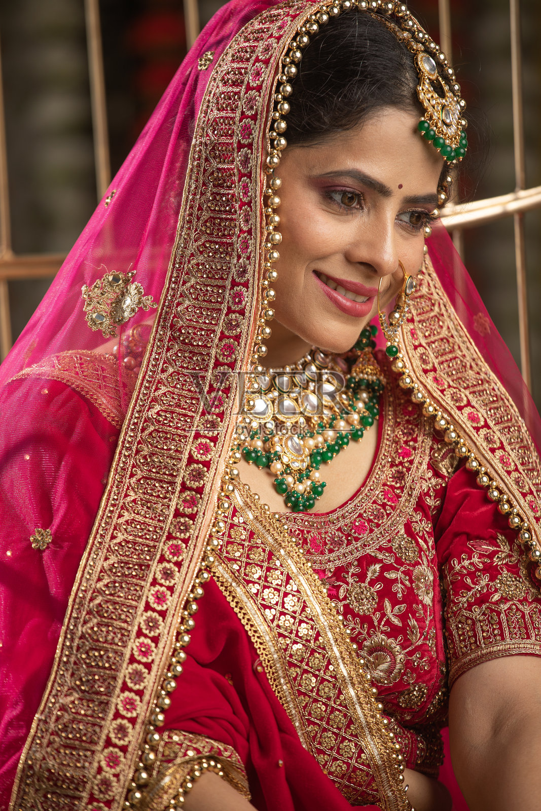 新娘在婚礼仪式上低头，头上披着头巾照片摄影图片