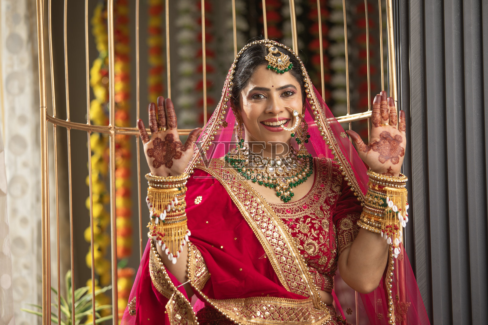 快乐的新娘展示她手上的海娜纹身照片摄影图片