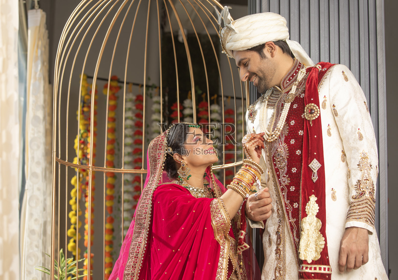 爱的新郎在婚礼仪式上凝视着新娘照片摄影图片