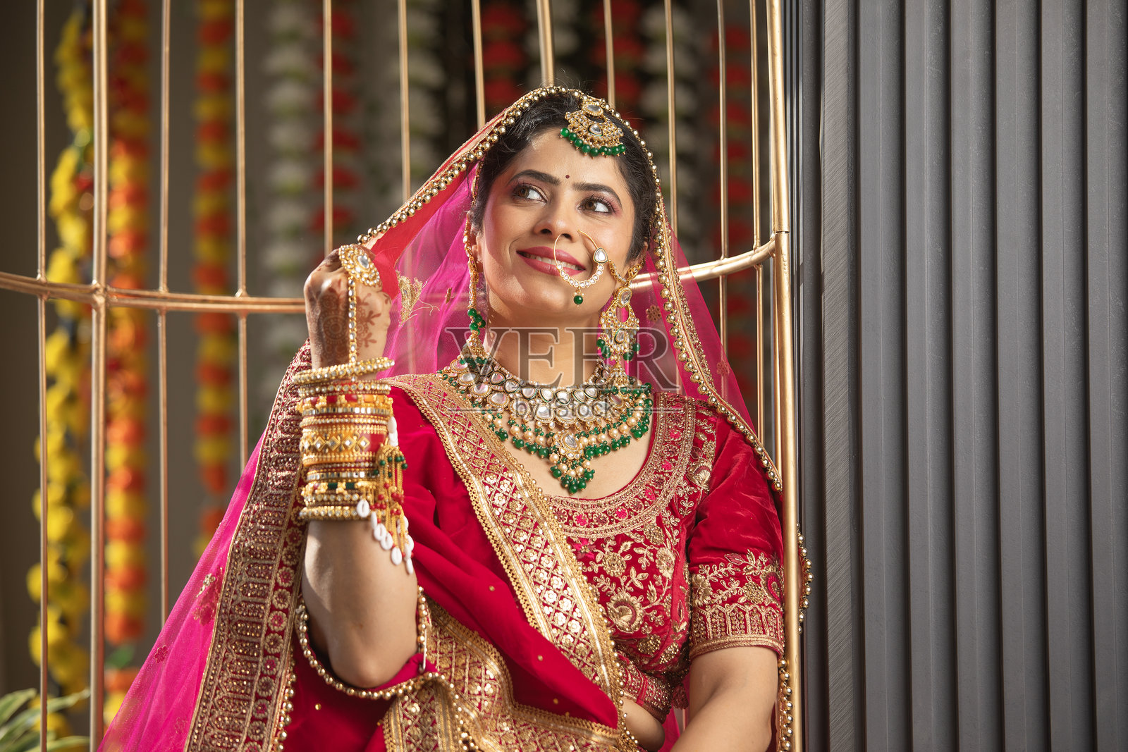 新娘在婚礼仪式上低头，头上披着头巾照片摄影图片