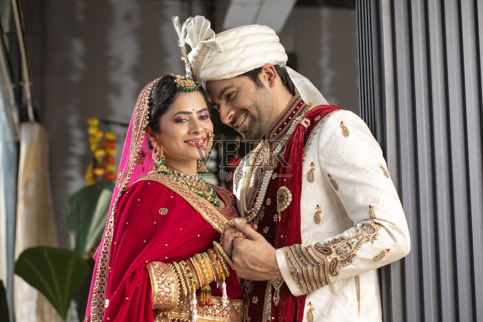 爱的新郎在婚礼仪式上凝视着新娘照片摄影图片