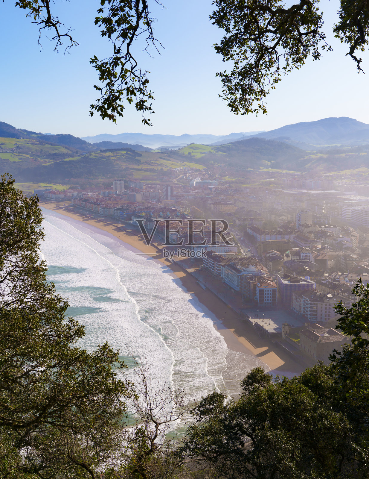 扎劳茨的海滩和小镇。照片摄影图片