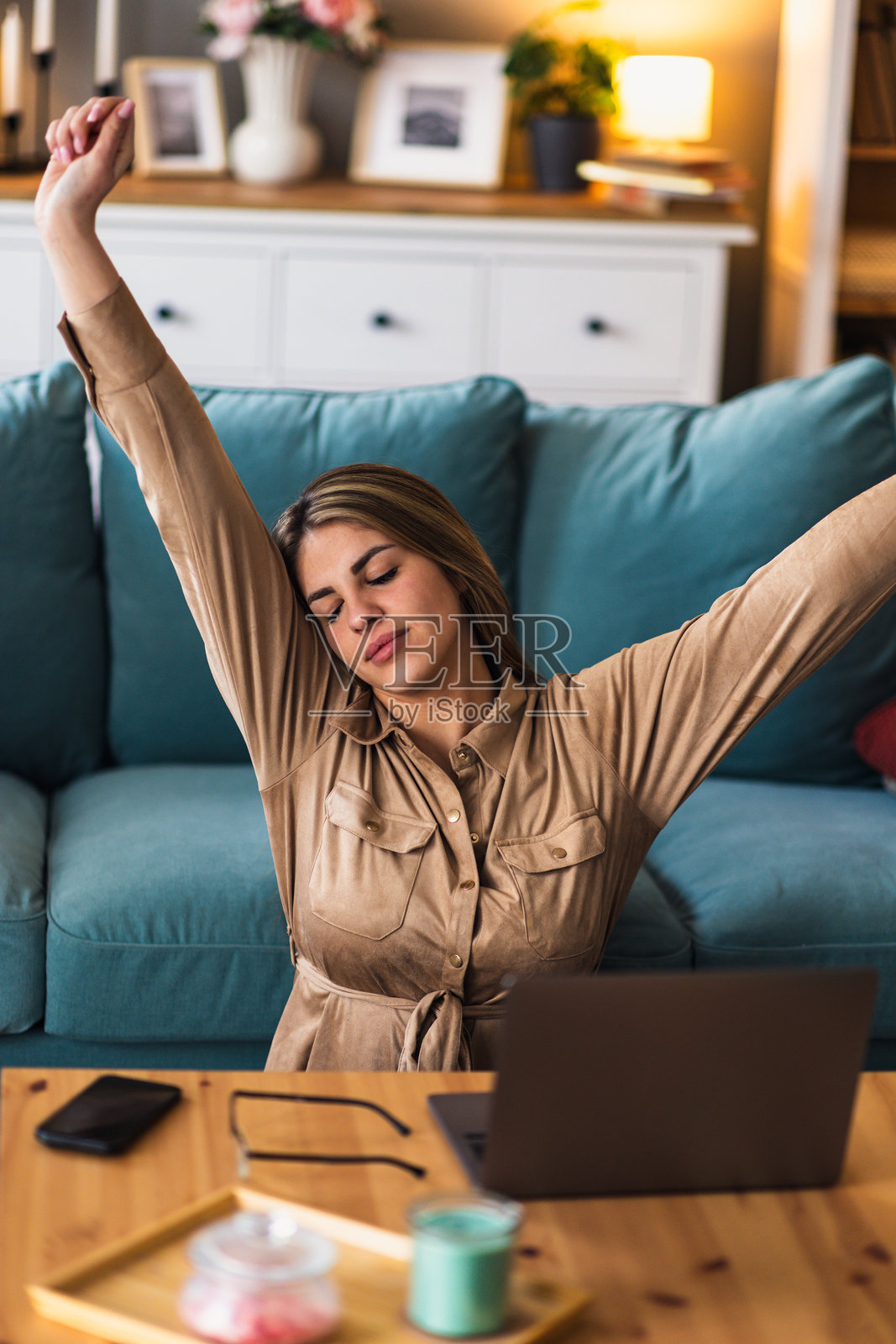年轻女性在使用笔记本电脑照片摄影图片