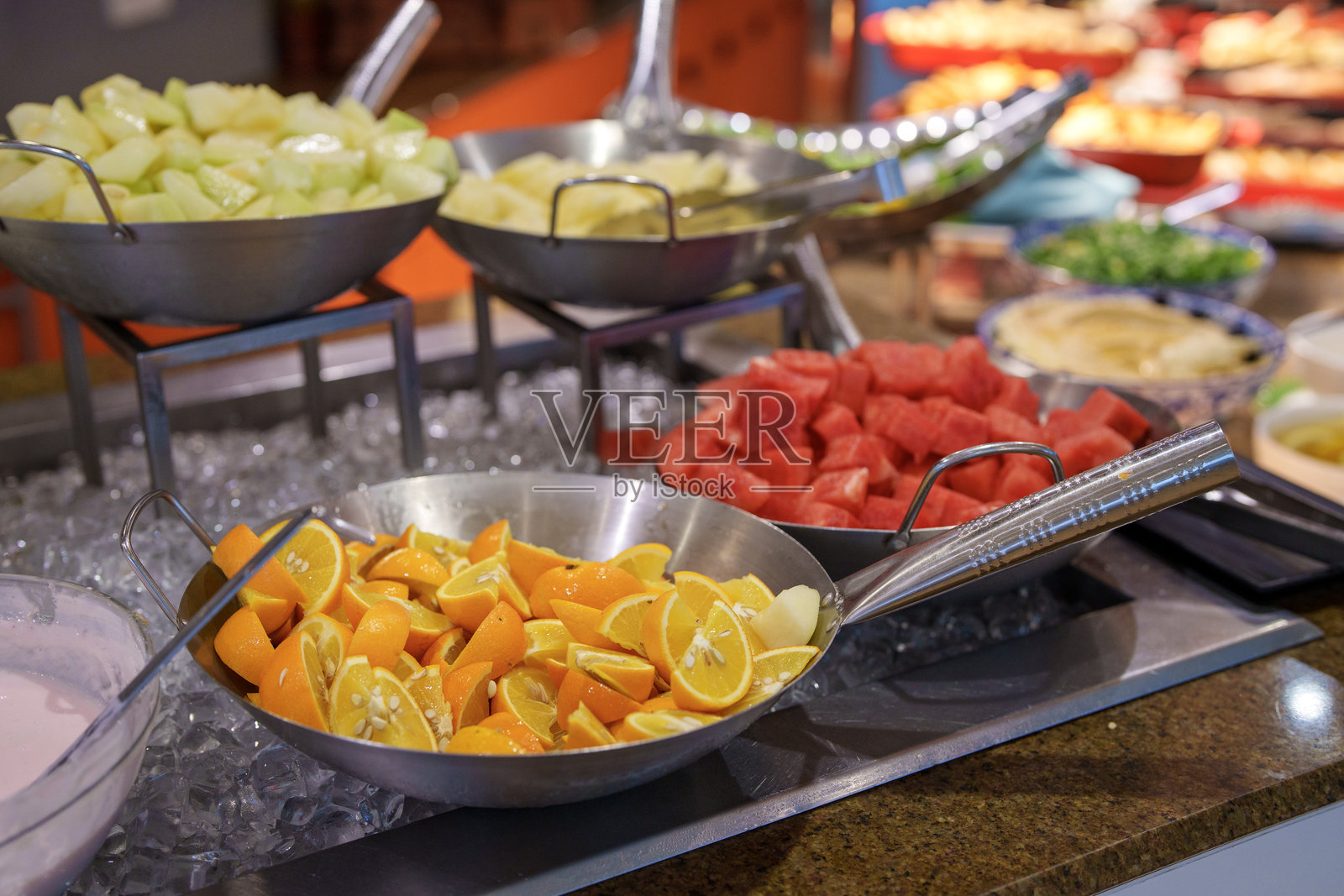 酒店自助餐的色彩缤纷新鲜水果展示照片摄影图片