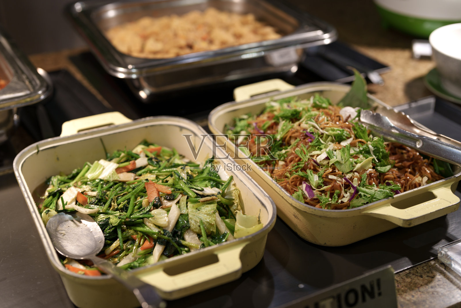 酒店自助餐的亚洲炒菜和面条照片摄影图片