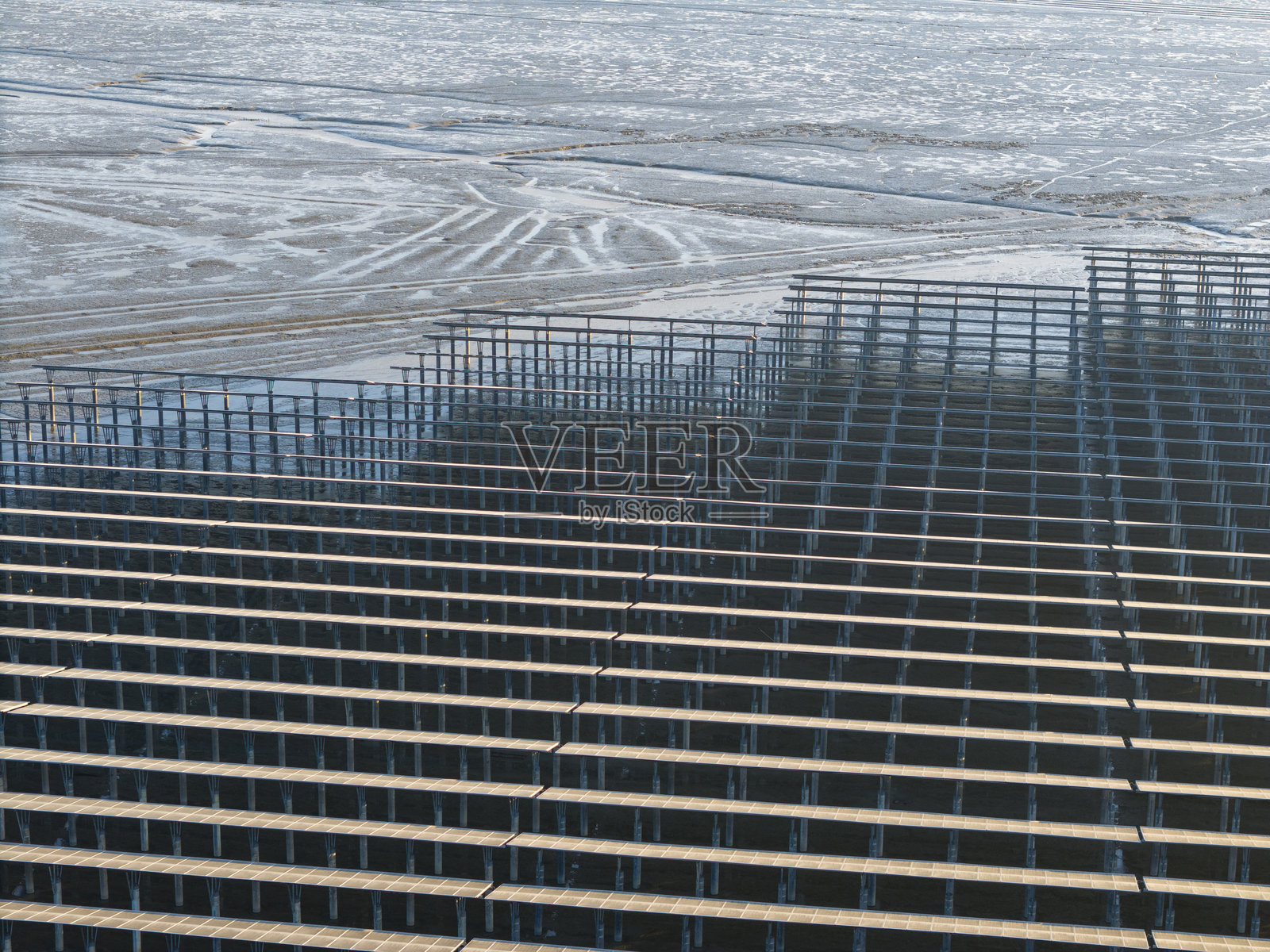 海边太阳能发电站的航拍照片照片摄影图片