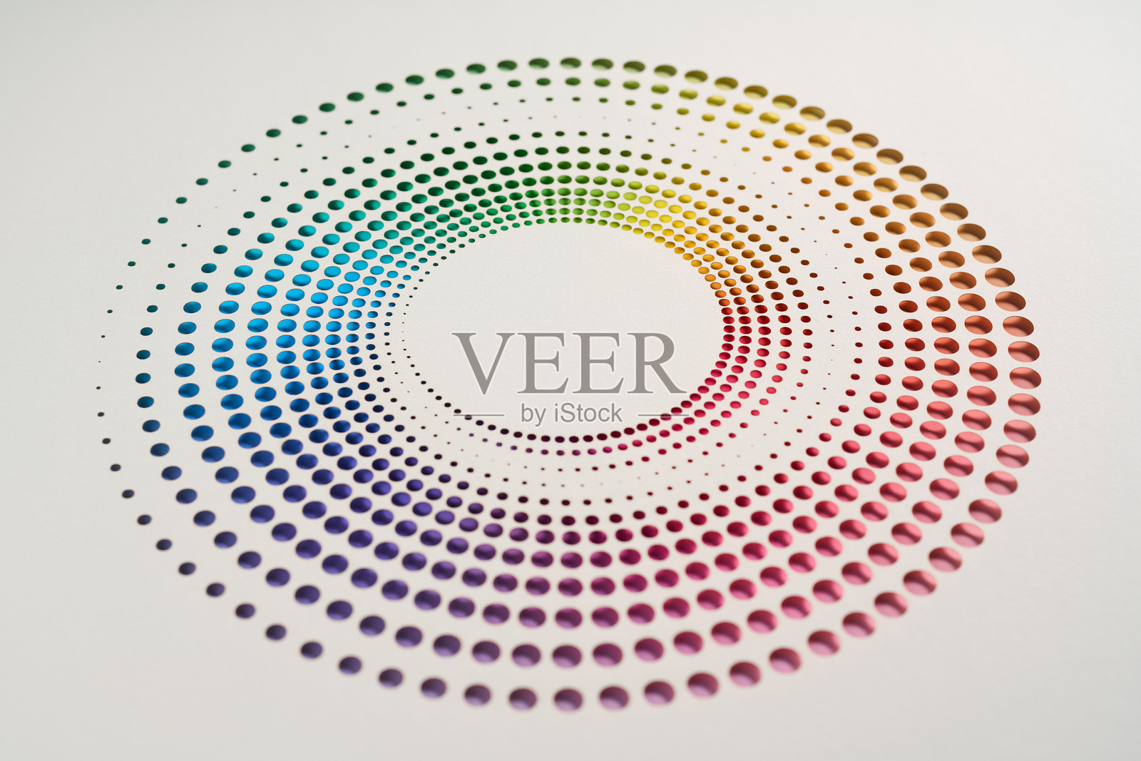 充满活力的圆形剪纸艺术作品，带有同心半色调图案和白色背景上的彩虹渐变照片摄影图片