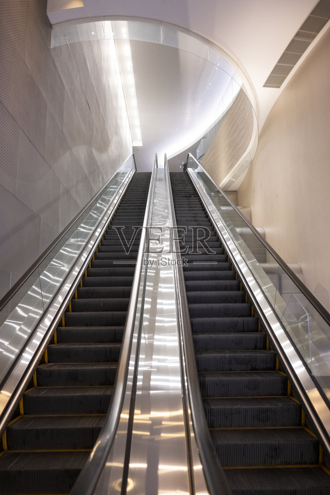 购物中心的手持电梯照片摄影图片