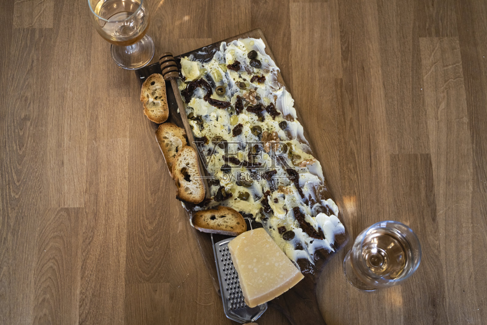 自制的热门黄油板，上面放有橄榄、干番茄、刺山柑和硬奶酪照片摄影图片