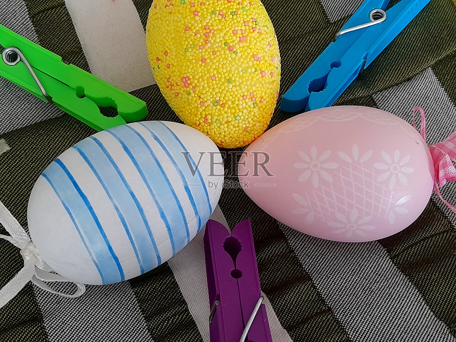 复活节彩蛋和五颜六色的夹子。照片摄影图片