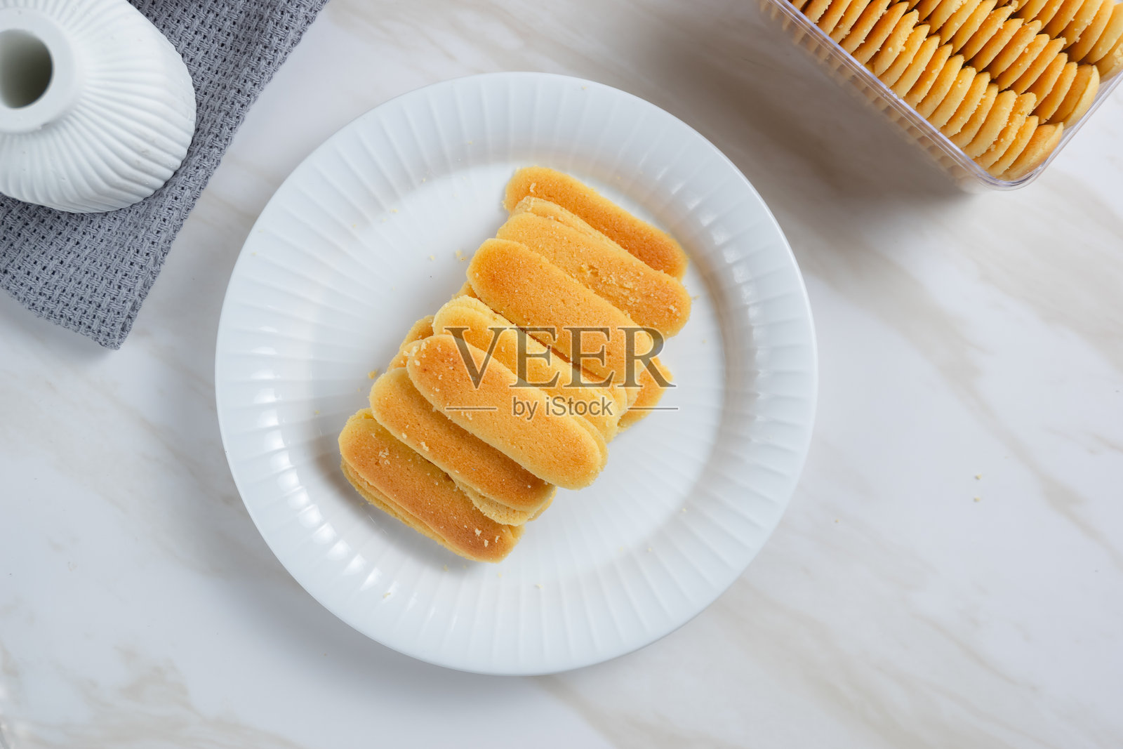 猫舌饼干或猫舌曲奇。印尼开斋节的传统饼干。照片摄影图片