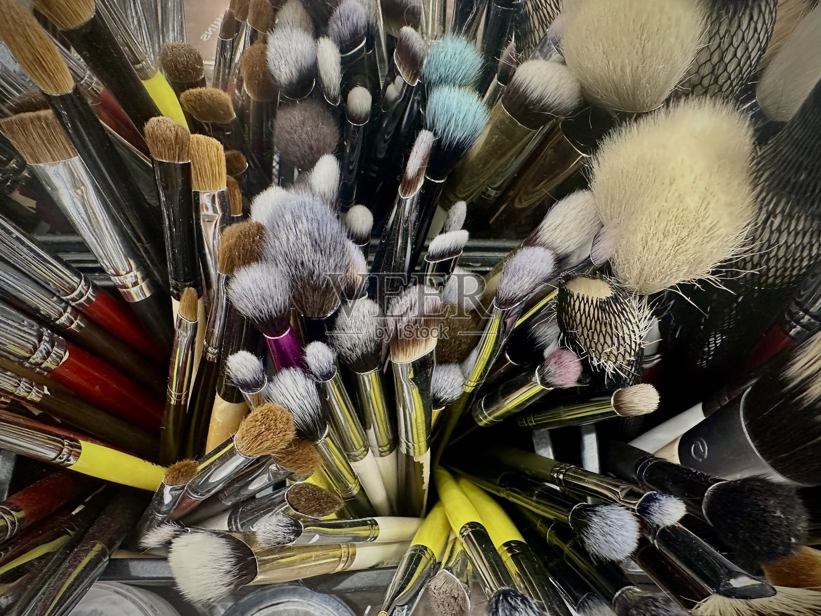 创意必备：一套色彩丰富的专业化妆刷，形状和质地各异，完美适合美容爱好者、艺术家和专业人士。展示多样性。照片摄影图片